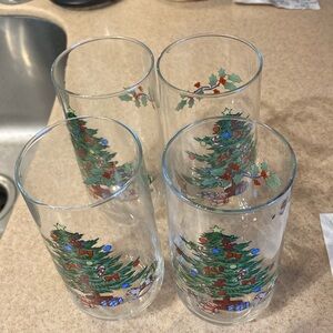 Vintage Christmas glasses set of 4. Like new. 5.25 inches